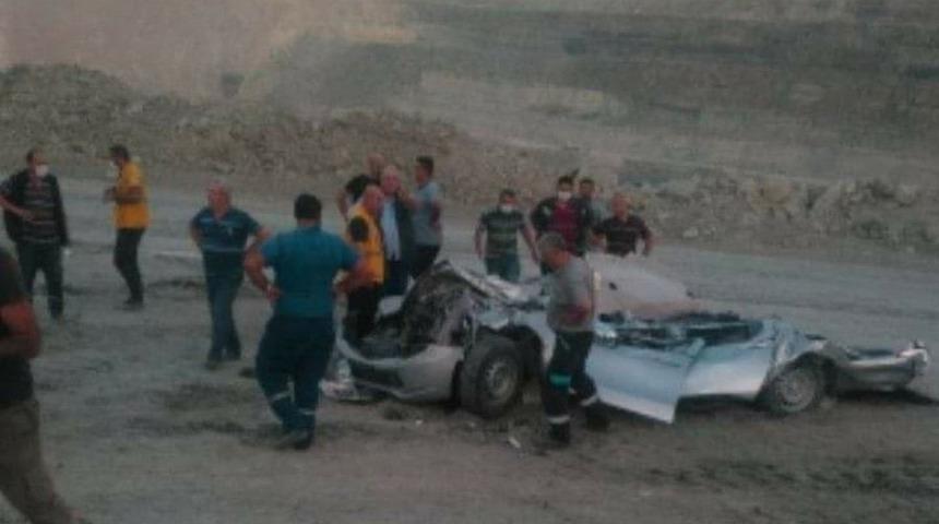 Bursa'da korkun&ccedil; kaza! Dev kamyon pikabı kağıt gibi ezdi