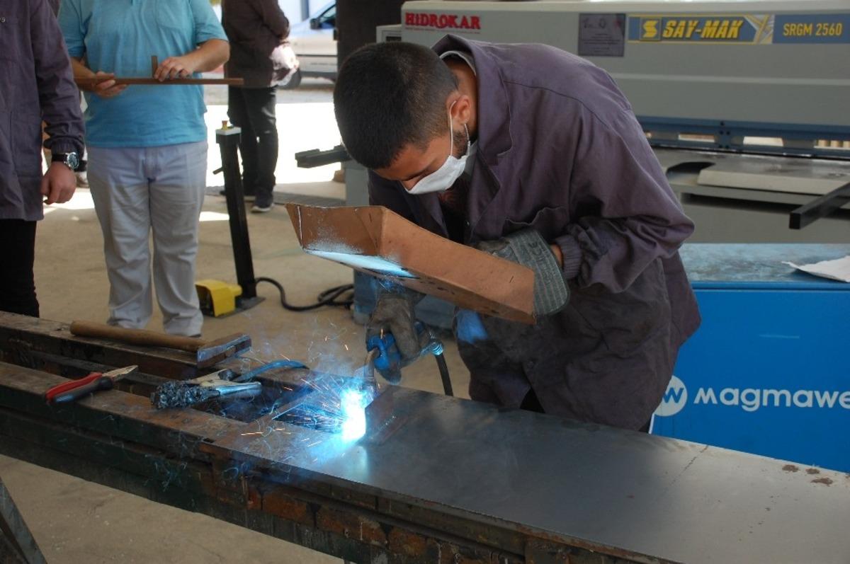 Meslek liseliler hem &uuml;retip hem kazanıyor