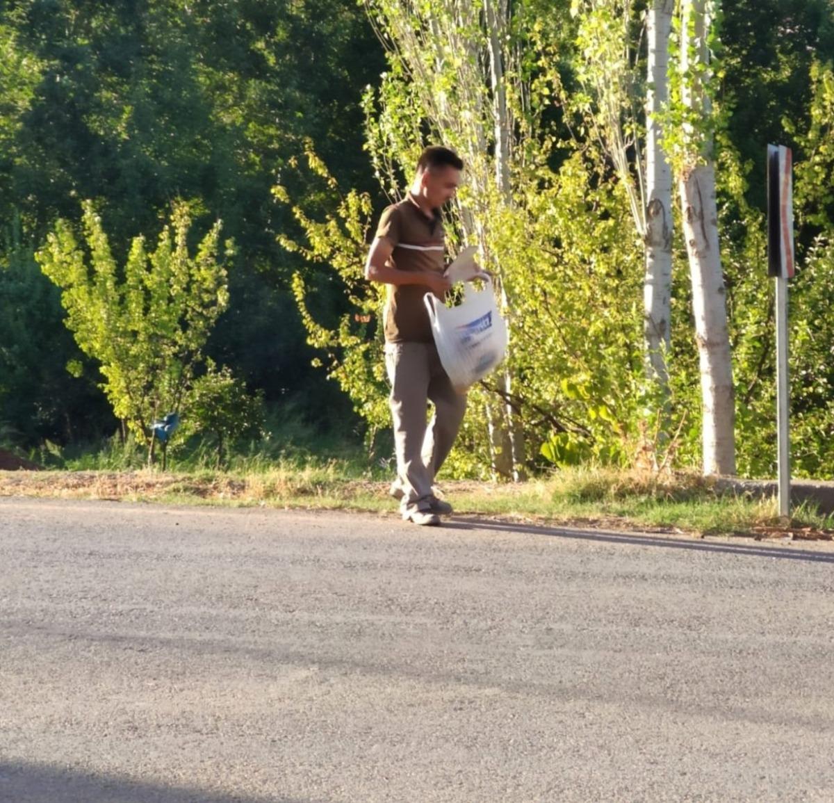 Engelsizlerin attığını engelli gen&ccedil; topluyor