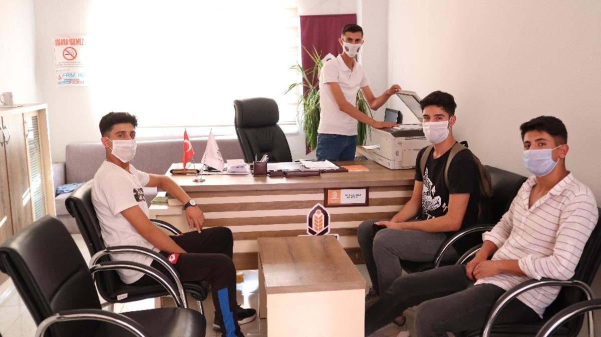 B&uuml;rosunu &ouml;ğrencilere a&ccedil;an muhtar, &uuml;cretsiz fotokopi hizmeti veriyor