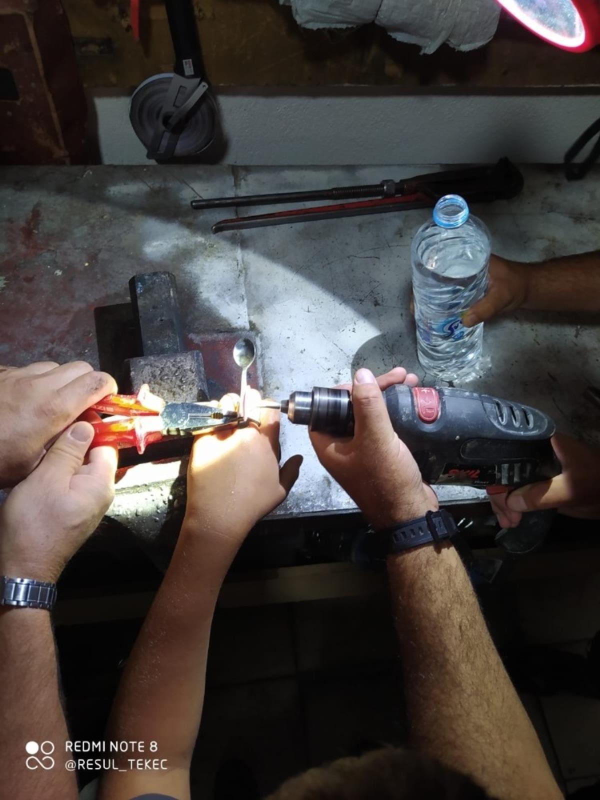 10 yaşındaki &ccedil;ocuğun parmağı pencere kilit aparatına sıkıştı