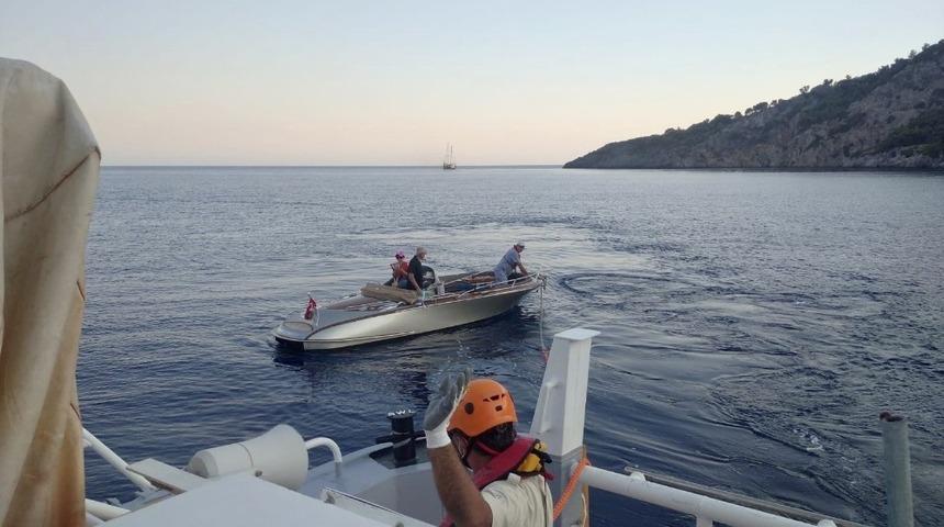 S&uuml;r&uuml;klenen tekneyi Kıyı Emniyeti kurtardı