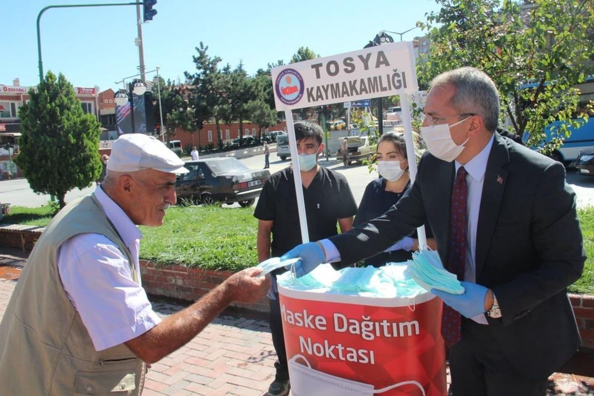Tosya Kaymakamlığı maske dağıttım standı kurdu