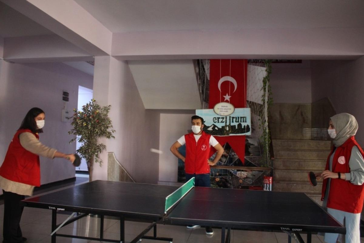 Gen&ccedil;lik liderleri zafer kupası i&ccedil;in masada yarıştı