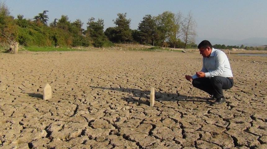 Sular çekildi mezarlıklar gün yüzüne çıktı
