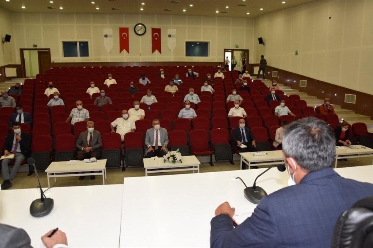 Vali Sezer, muhtarlarla bir araya geldi