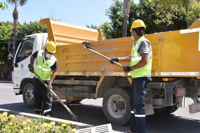 Mersin’de yağmur suyu kanalları temizleniyor