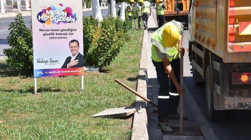 Mersin&rsquo;de yağmur suyu kanalları temizleniyor