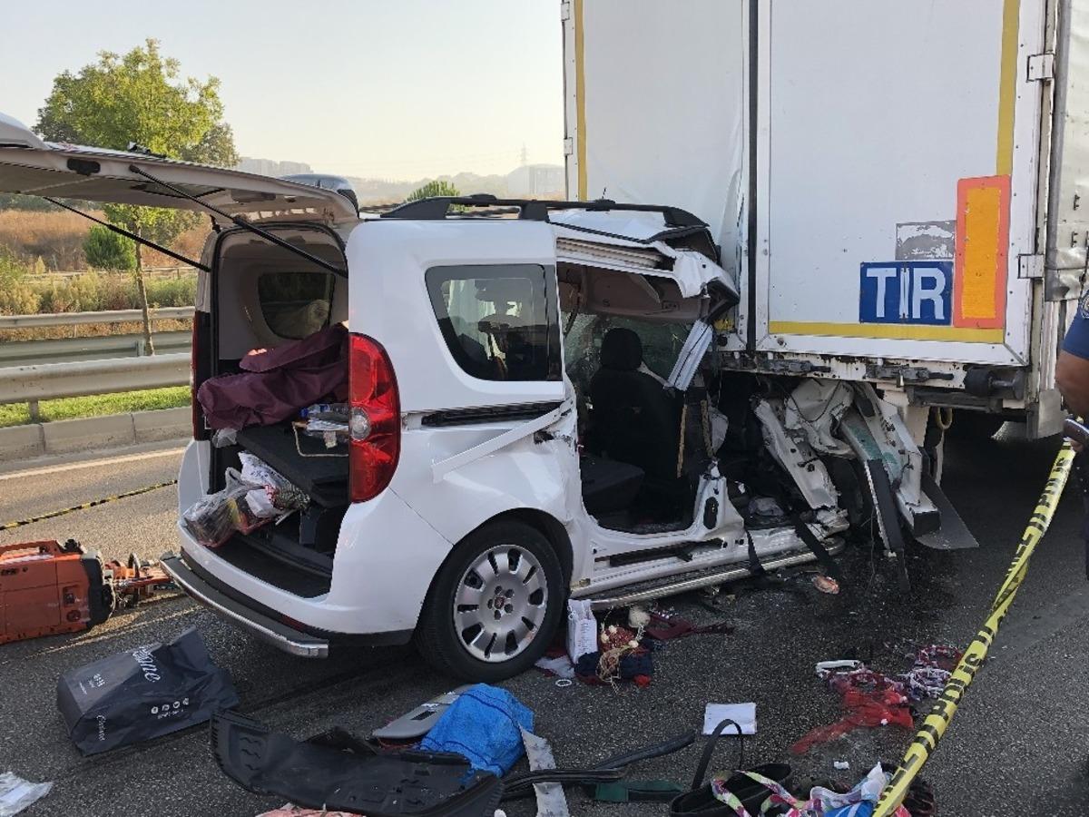 Aydın&rsquo;dan kına d&ouml;n&uuml;ş&uuml; Bursa&rsquo;ya d&ouml;nen &ccedil;ift tırın altına girdi