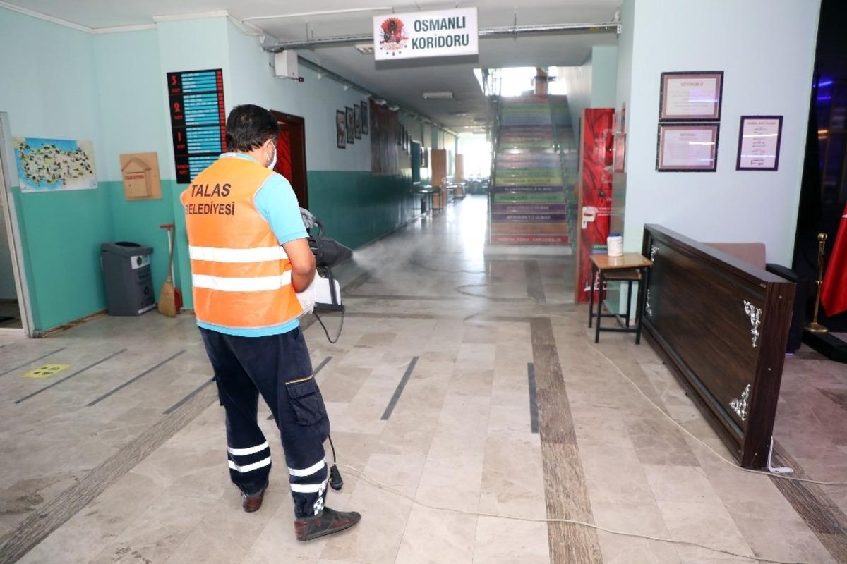 Talas&rsquo;ta temizlik, hijyen ve dezenfeksiyon s&uuml;r&uuml;yor