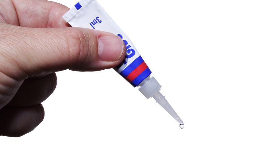 Japon yapıştırıcısı elden ve giysilerden nasıl &ccedil;ıkar?