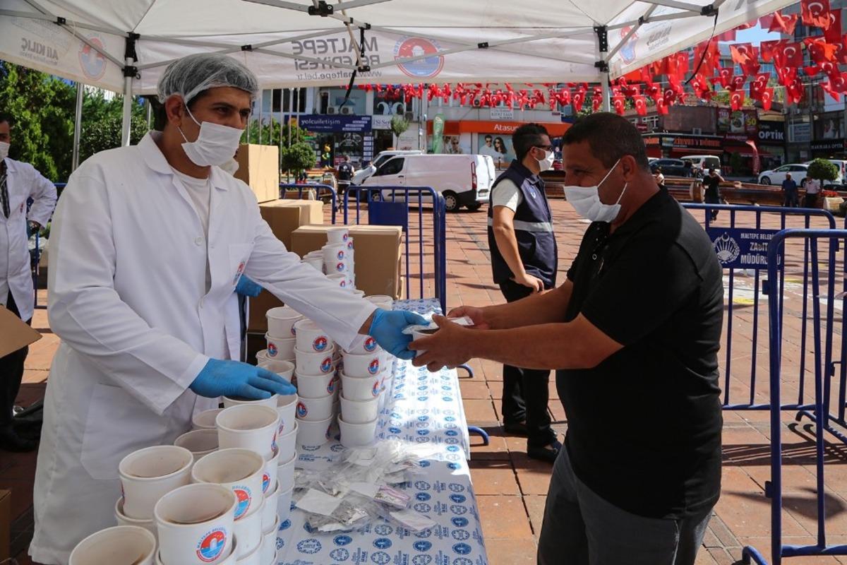 Maltepe&rsquo;de 15 bin kişiye aşure dağıtıldı