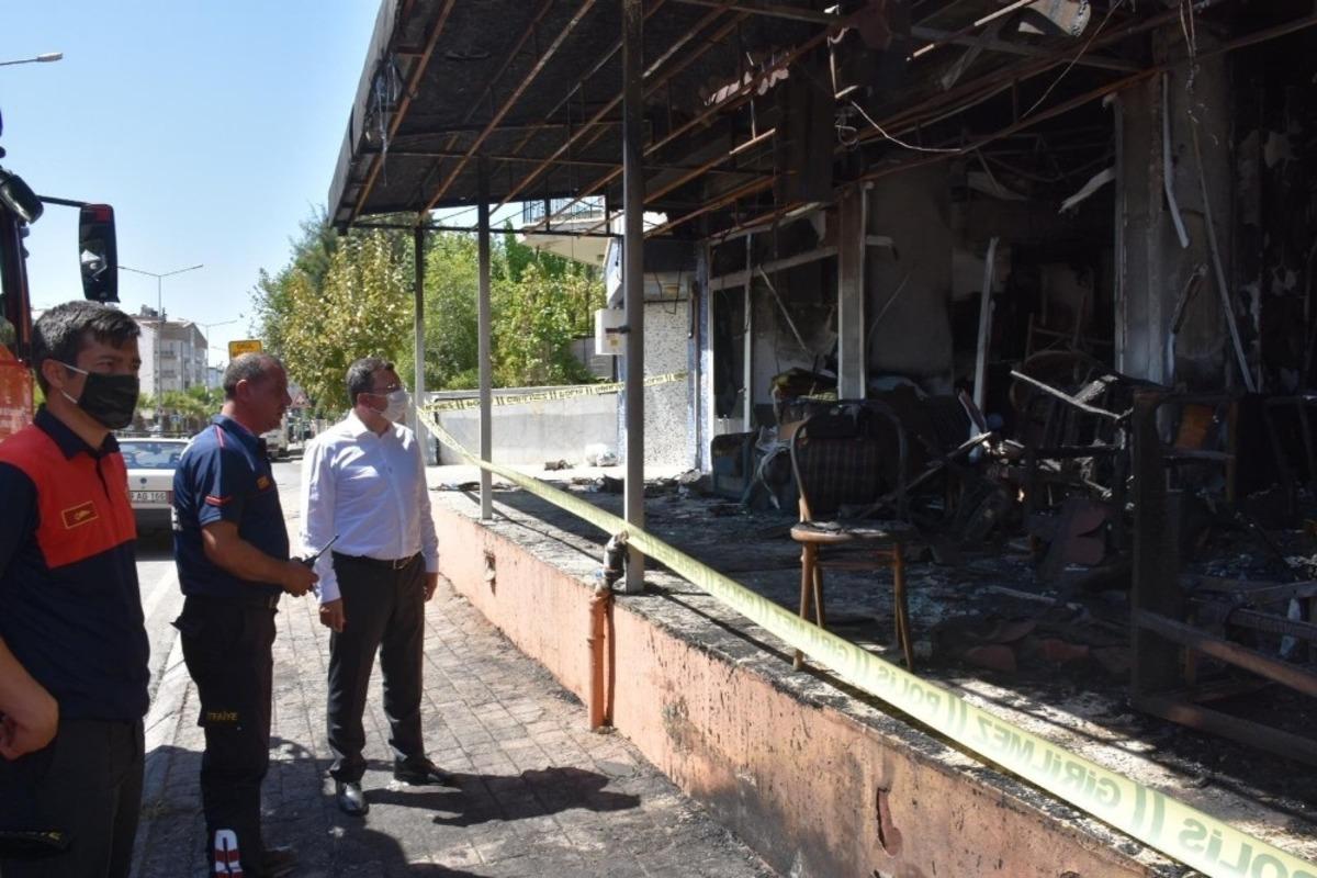 Kaymakam Şahin yangında zarar g&ouml;ren mobilya at&ouml;lyesinde incelemelerde bulundu