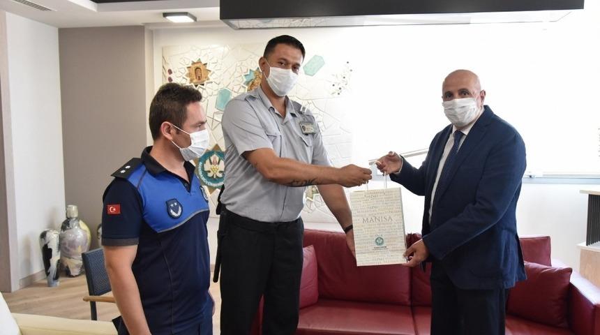 Buluntu &ccedil;antayı sahibine teslim eden zabıtaya &ouml;d&uuml;l