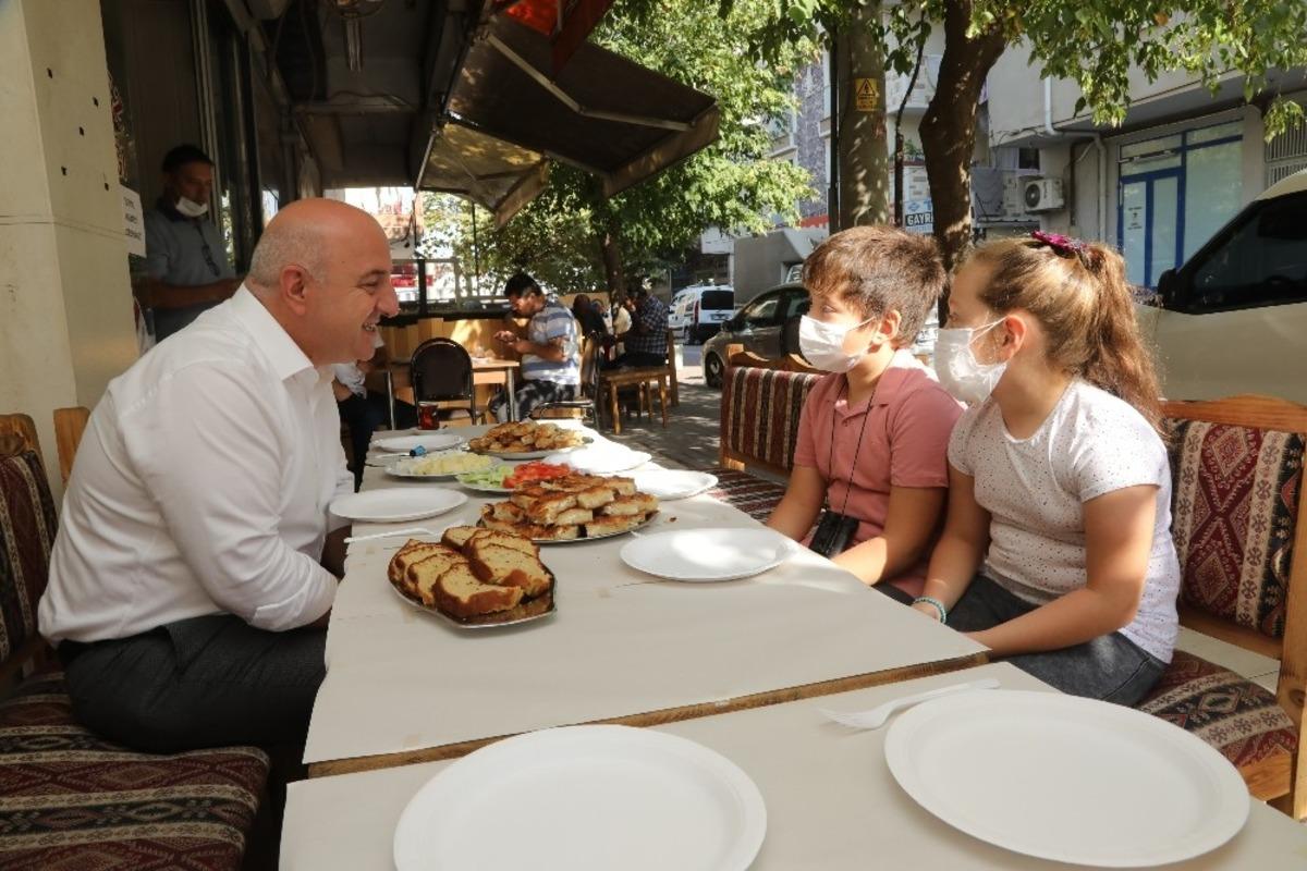 Başkan Bıyık, miniklerin kahvaltı davetini geri &ccedil;evirmedi