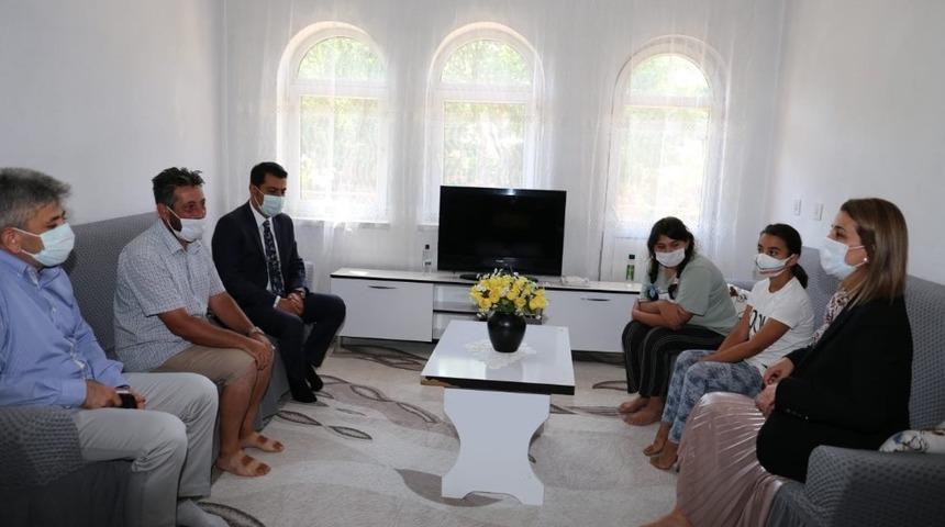 Vali Becel, aile ziyaretlerini s&uuml;rd&uuml;r&uuml;yor