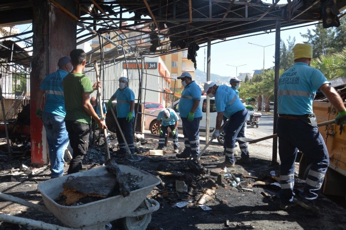 Efeler Belediyesi yangında k&uuml;le d&ouml;nen iş yerini temizledi
