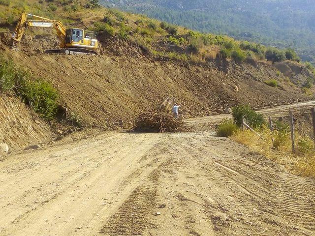 Gündoğmuş’ta heyelan yaşanan yol onarıldı