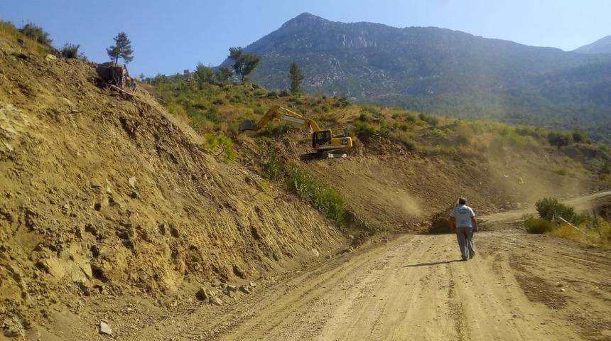 G&uuml;ndoğmuş&rsquo;ta heyelan yaşanan yol onarıldı