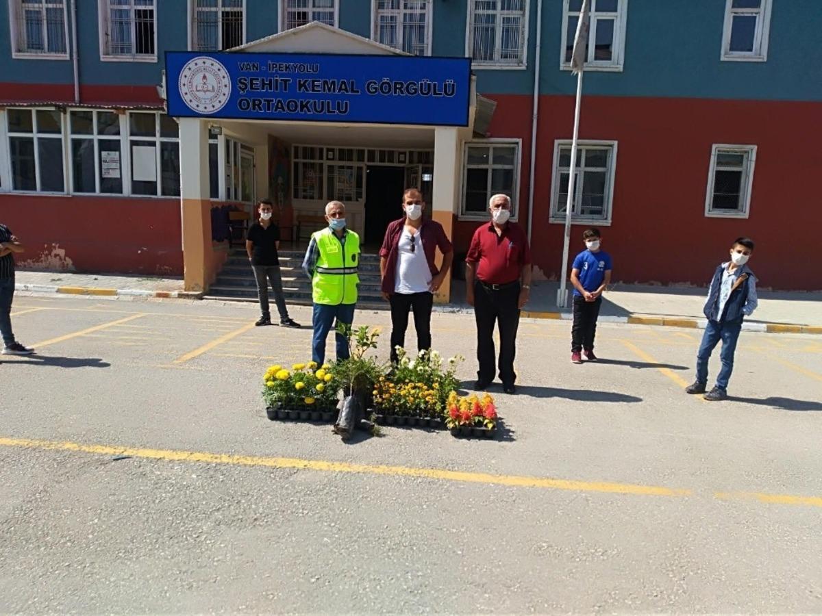 İpekyolu Belediyesi okul bah&ccedil;elerini &ccedil;i&ccedil;eklerle s&uuml;sleyecek