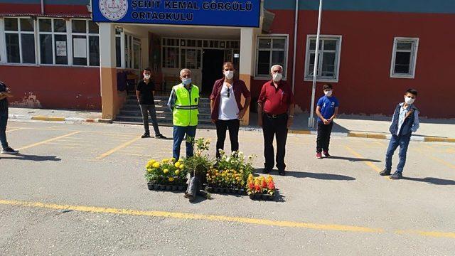 İpekyolu Belediyesi okul bahçelerini çiçeklerle süsleyecek
