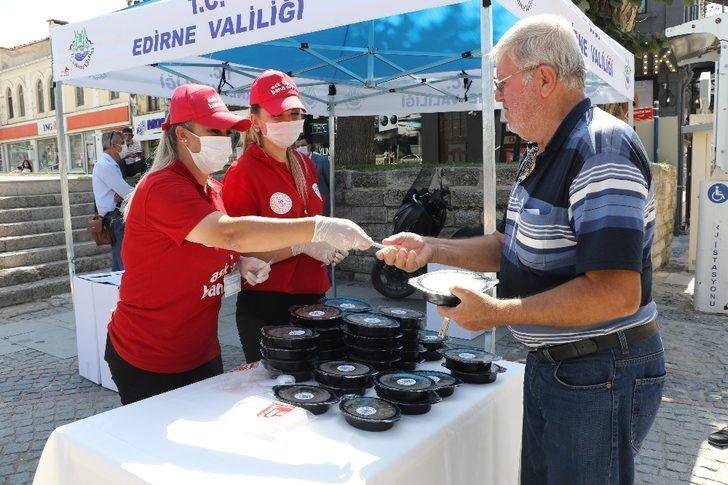 Edirne Valiliğinden vatandaşlara aşure ikramı G4
