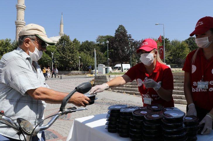 Edirne Valiliğinden vatandaşlara aşure ikramı G5
