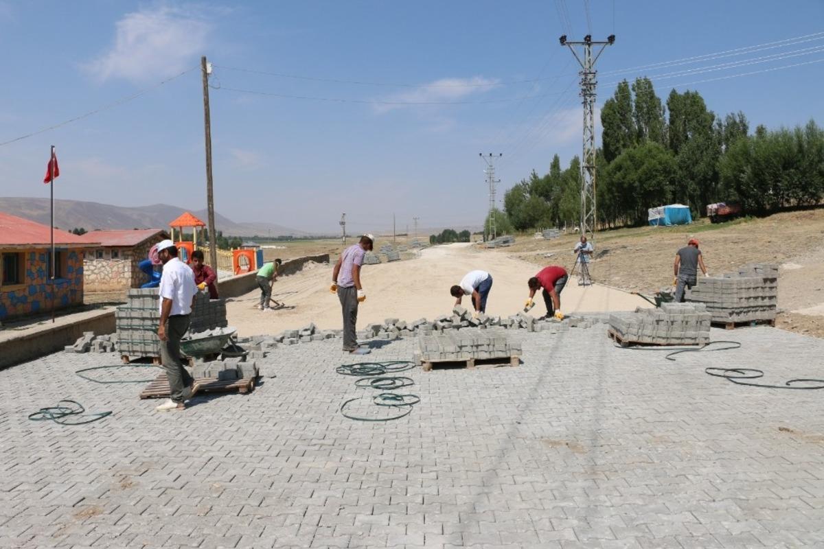 Erciş Belediyesi, 3 mahallede daha kilitli parke taşı &ccedil;alışması başlattı