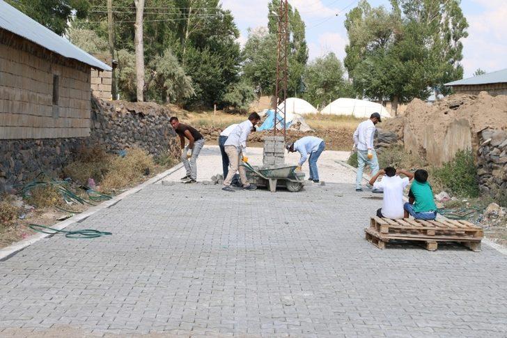 Erciş Belediyesi, 3 mahallede daha kilitli parke taşı çalışması başlattı G3