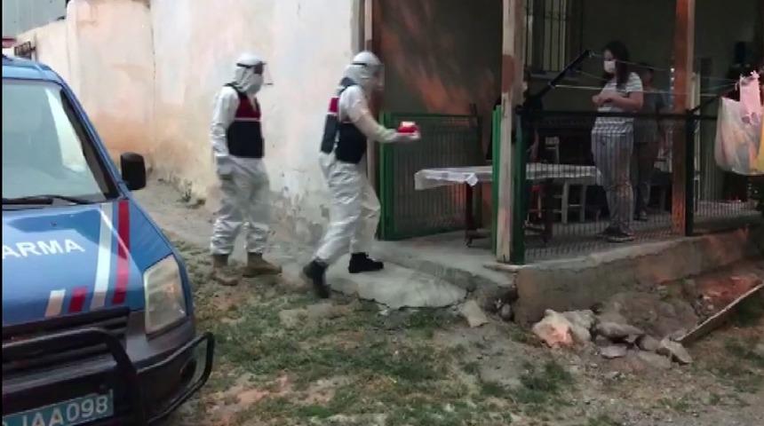 Jandarmadan karantinadaki gen&ccedil; kıza doğum g&uuml;n&uuml; s&uuml;rprizi