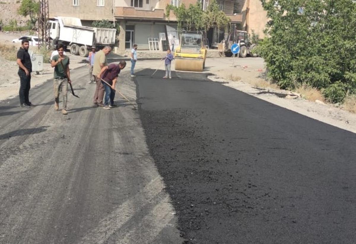 Hakkari&rsquo;de tahrip olan yollar asfaltlanıyor