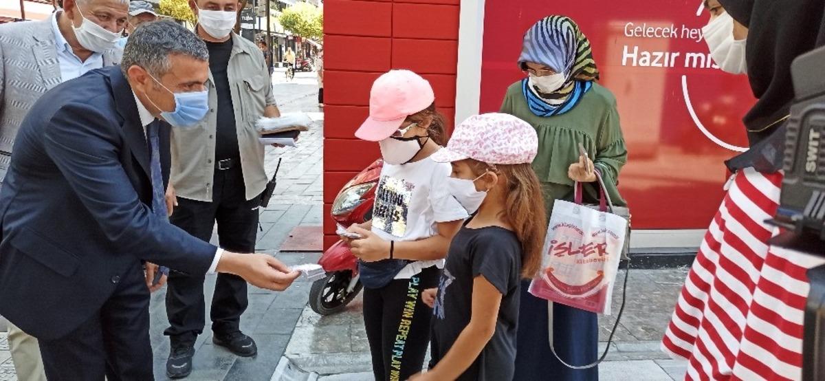 Vali Atay maske denetime katıldı maske dağıttı