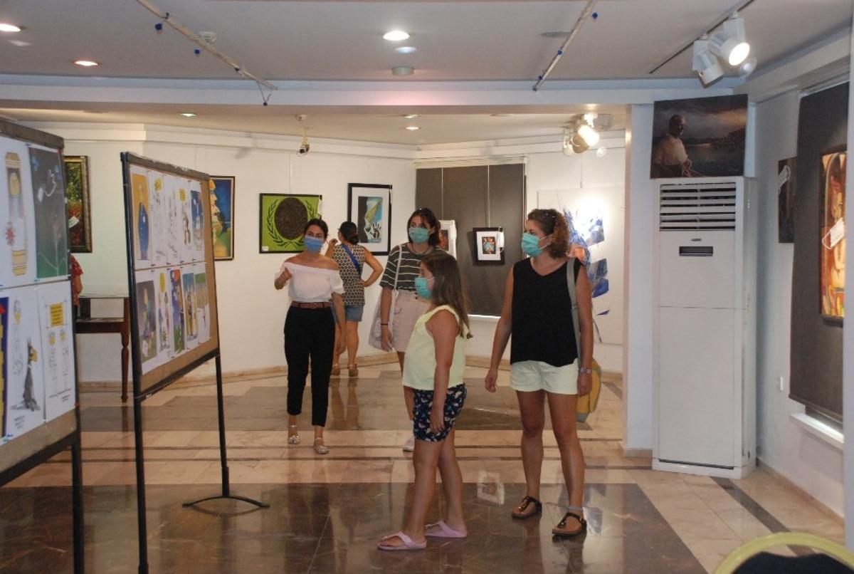 Marmaris&rsquo;te maskeli resim sergisi a&ccedil;ıldı