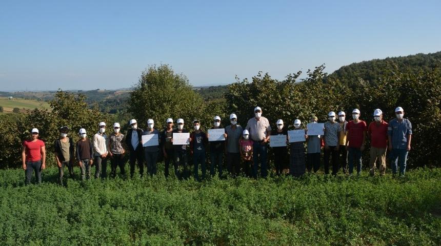 Kandıra&rsquo;daki mevsimlik iş&ccedil;ilere, H&uuml;rriyet&rsquo;ten şapka ve maske