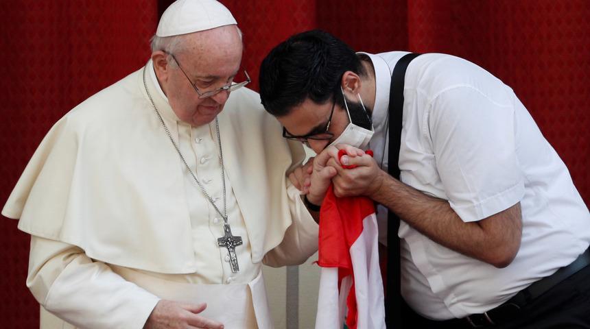 Papa’dan aylar sonra ilk ayin! Sahneye atlayıp öptüler