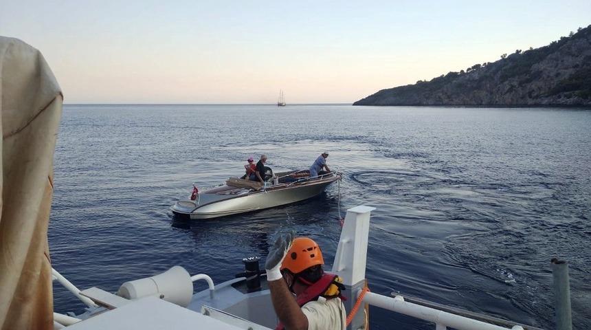 Arıza yapan tekne limana &ccedil;ekildi