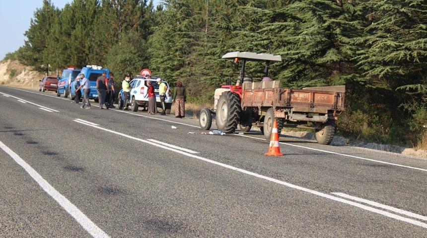 Rüzgarda uçan şapkasını yakalamak isterken traktörden düşüp öldü