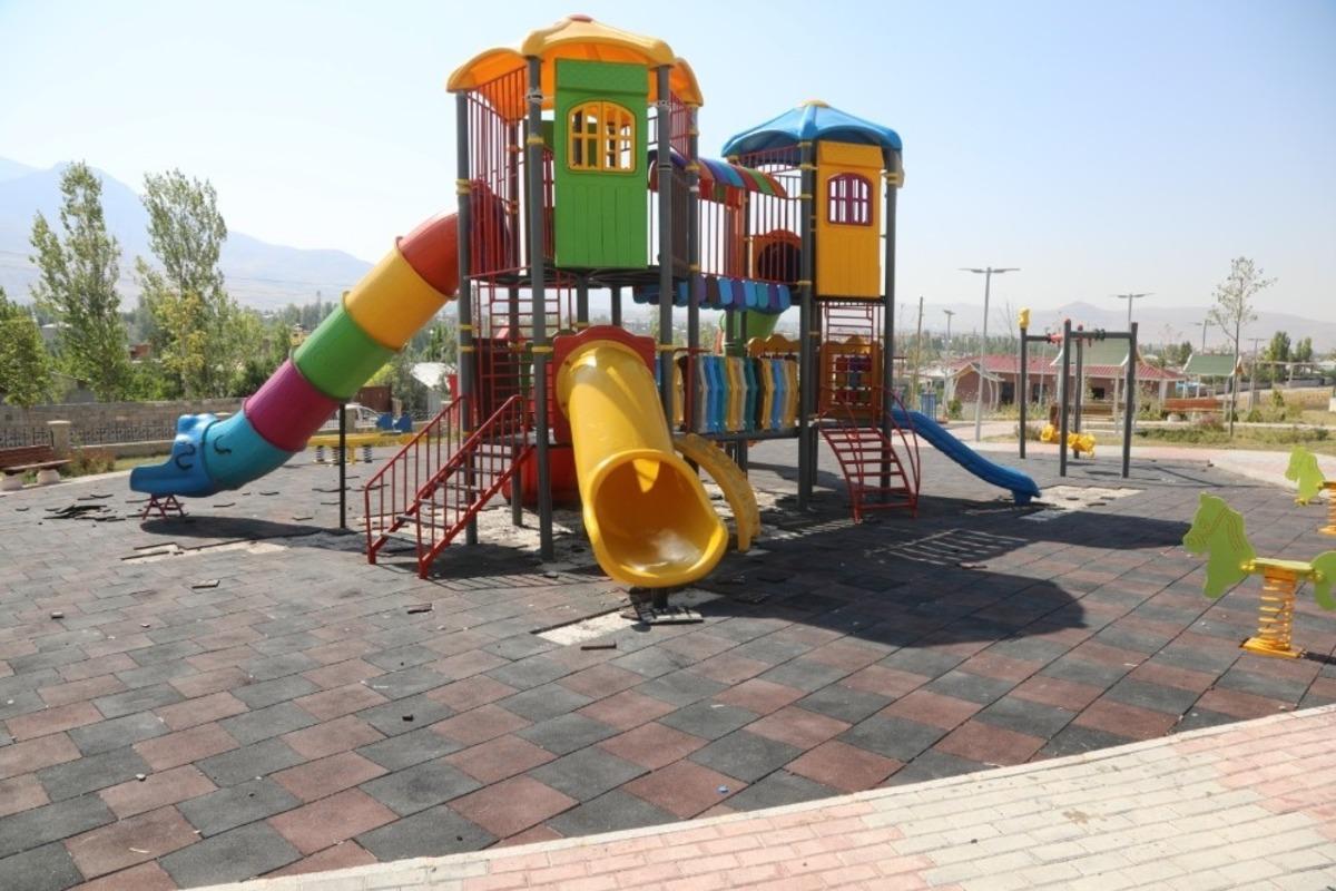 İpekyolu&rsquo;nda kimliği belirsiz kişiler parklara zarar verdi