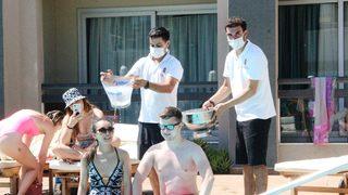 Kafalarından aşağı kova kova buzlu su d&ouml;k&uuml;yorlar