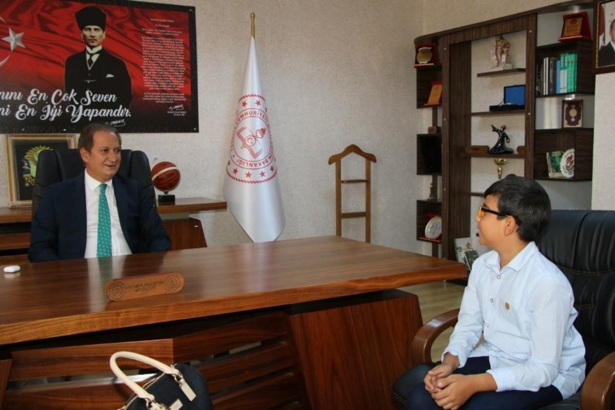 Milli Eğitim M&uuml;d&uuml;r&uuml;n&uuml; duygulandıran ziyaret