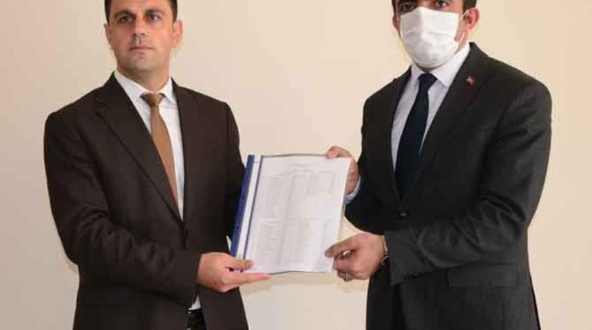 AK Partili Demir mazbatasını aldı