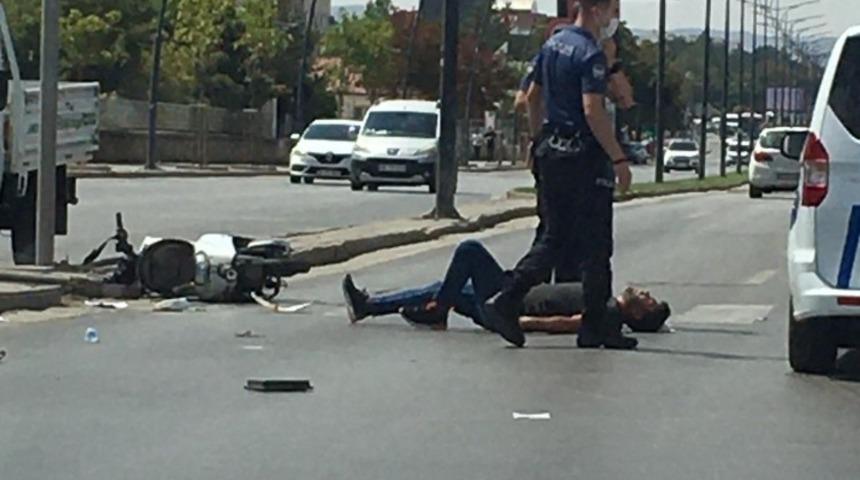 Polis otosu motosiklet s&uuml;r&uuml;c&uuml;s&uuml;ne &ccedil;arptı