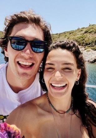 &Uuml;nl&uuml; &ccedil;iftten aşk paylaşımı!