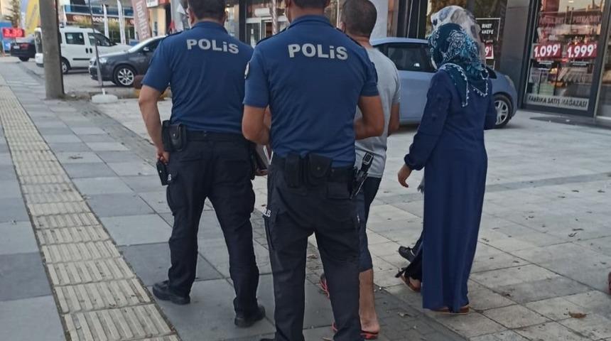 Otomobilin &ccedil;arptığı yaya yaralandı, kaza anı kameraya yansıdı