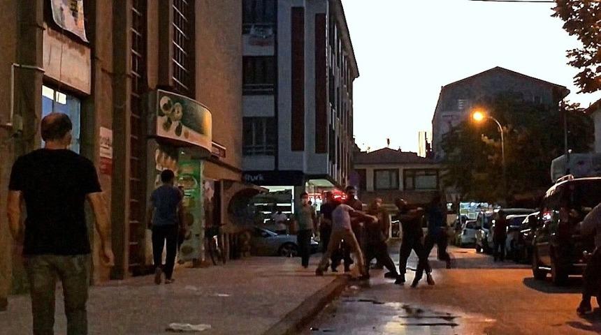 Cadde ortasında k&uuml;f&uuml;r kavgası! Tekme tokat birbirlerine girdiler