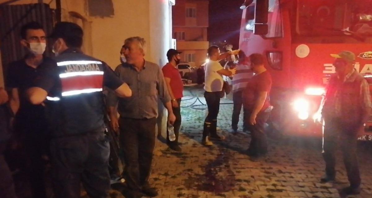 Fırındaki ateş ahırı k&uuml;le &ccedil;evirdi, k&uuml;&ccedil;&uuml;kbaş hayvanlar telef oldu