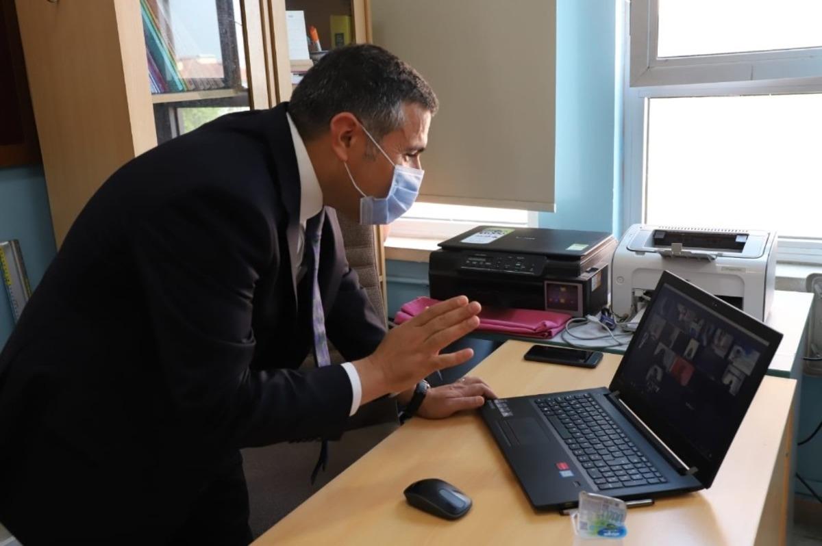 Vali Atay canlı yayınla derse katıldı