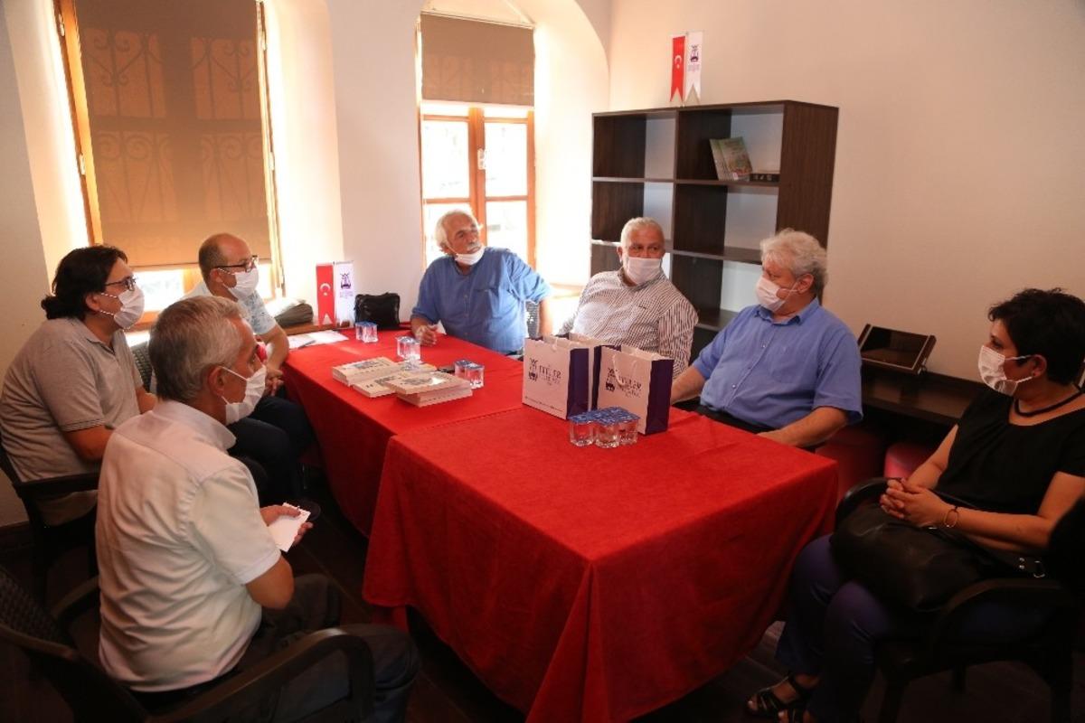 Başkan Atay, &rsquo;Efelerden Haber&rsquo; kitabını tanıttı