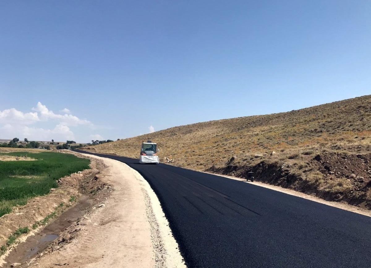 Van B&uuml;y&uuml;kşehir Belediyesi Erciş&rsquo;te 16,5 kilometrelik yolu asfaltlıyor