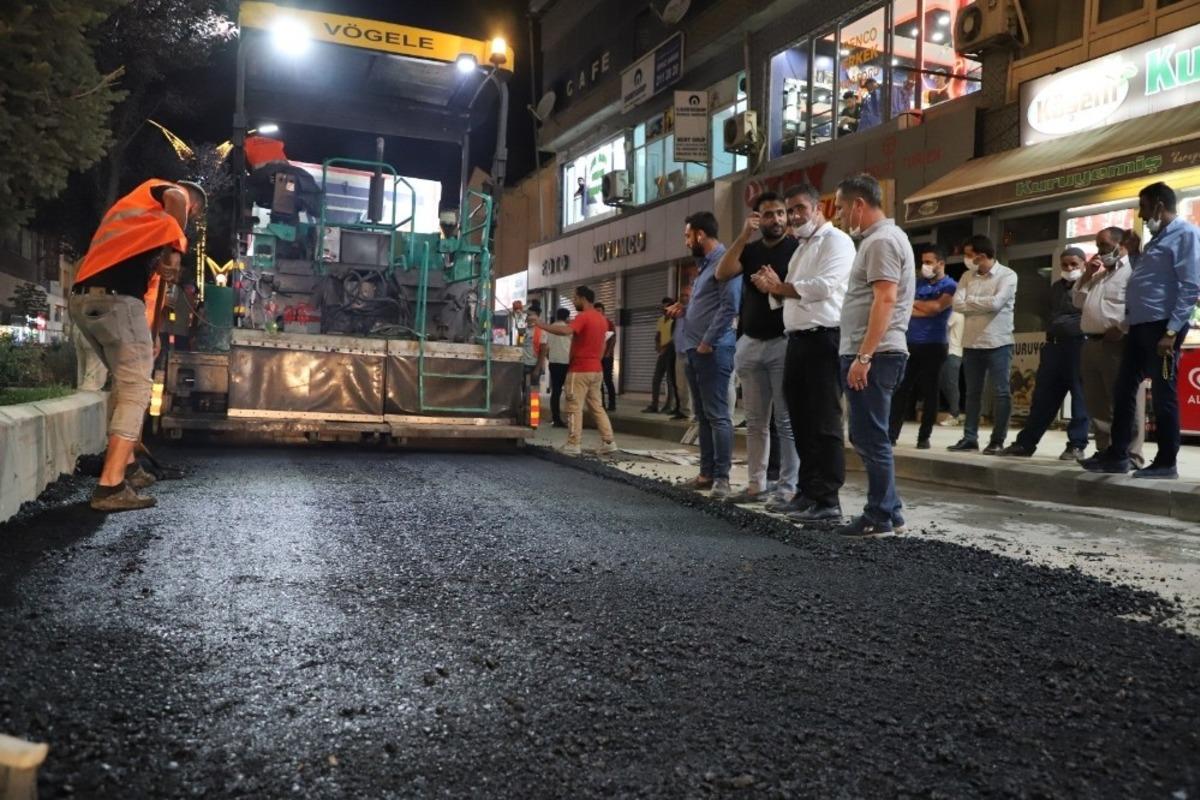 Dolunay ışığında yol asfaltlama &ccedil;alışması